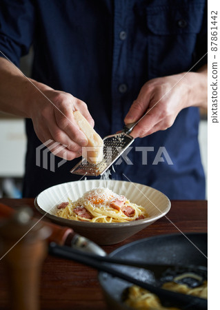 在carbonara上撒上帕爾馬干酪 在carbonara上撒上帕爾馬干酪 87861442