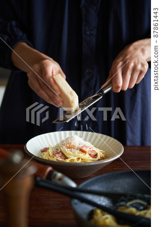 在carbonara上撒上帕爾馬干酪 87861443