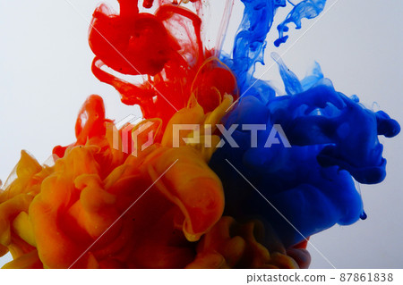 在水下蔓延的五顏六色的顏料 87861838