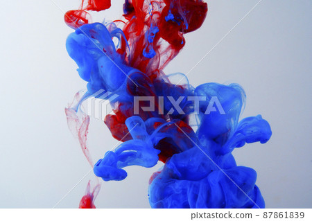 在水下蔓延的五顏六色的顏料 87861839