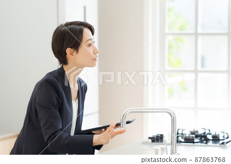 房地產業務女員工 房地產業務女員工 87863768