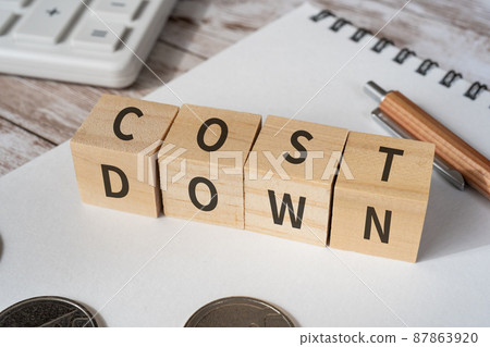 降低成本的形象 | 帶有“COST DOWN”的積木、書寫工具、計算器、硬幣 87863920