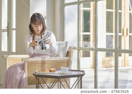 Cafe camera woman Cafe camera woman 87863926