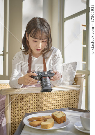 Cafe camera woman Cafe camera woman 87863932