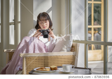 Cafe camera woman 87863936
