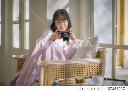 Cafe camera woman 87863937