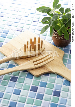 藍色瓷磚和廚房工具 87864144