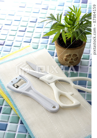 藍色瓷磚和廚房工具 藍色瓷磚和廚房工具 87864159