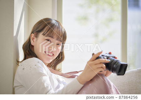 Cafe camera woman Cafe camera woman 87864256