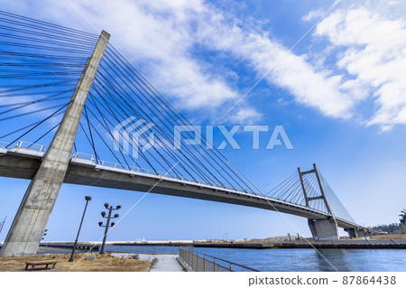 福島縣相馬市藍天和松川浦大橋 福島縣相馬市藍天和松川浦大橋 87864438