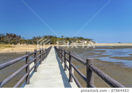 福島縣相馬市松川浦碼頭海藻養殖架的風景 87864483