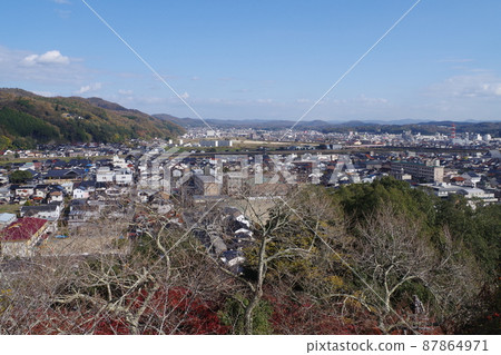 A row of tertiary houses as seen from Ozekiyama Park 87864971