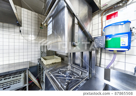 帶洗碗機的廚房內部視圖 87865508