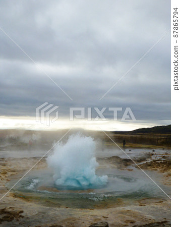 The moment the Geysir and Strokkur geysers erupt in the Icelandic Golden Circle The moment the Geysir and Strokkur geysers erupt in the Icelandic Golden Circle 87865794