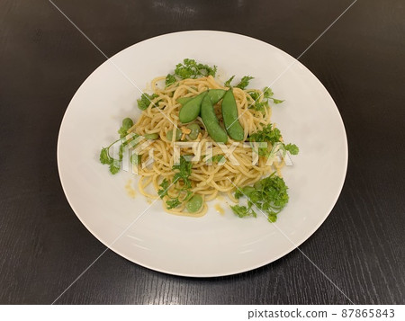 Tea beans and white chicken herbs Peperoncino 87865843