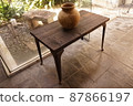 古董桌和陶器 87866197