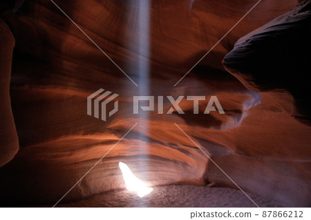 High beam phenomenon in which a ray of light shines from directly above the ground at Antelope Canyon in Arizona, USA High beam phenomenon in which a ray of light shines from directly above the ground at Antelope Canyon in Arizona, USA 87866212