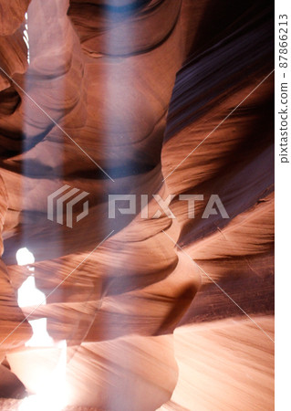 High beam phenomenon in which light shines from directly above the ground at Antelope Canyon in Arizona, USA 87866213