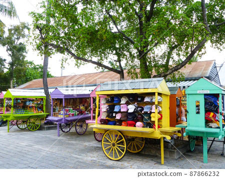 美國佛羅里達州基韋斯特色彩繽紛的戶外市場展示 87866232