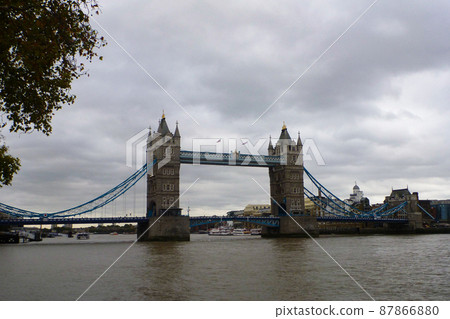 英國倫敦泰晤士河上的塔橋和多雲的天空 英國倫敦泰晤士河上的塔橋和多雲的天空 87866880