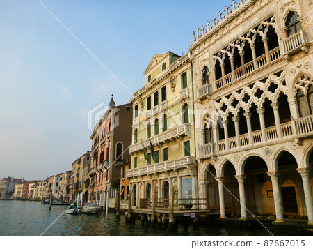 意大利威尼斯的大運河和多彩的城市景觀 87867015