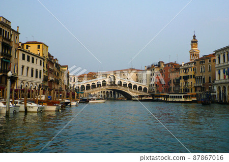 意大利威尼斯大運河上的粉筆大理石里亞托橋 87867016