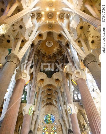 Ceilings and pillars of the mysterious forest inside the cathedral Sagrada Familia in Barcelona, Spain 87867361