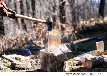 The moment the firewood breaks and the cross section of the firewood The moment the firewood breaks and the cross section of the firewood 87867733