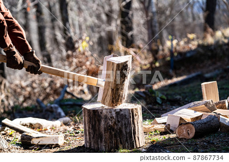 The moment the firewood breaks and the firewood chopping work 87867734