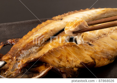 Dried mackerel grilled with salt 87868026