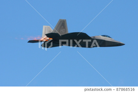 美國空軍 F-22 猛禽戰鬥機的展覽飛行 87868516