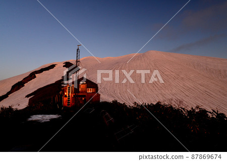 Morgen Lot 和 Koma 在越後駒嶽山頂的小屋，還有剩餘的積雪 87869674