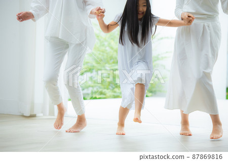 Three generation women 87869816