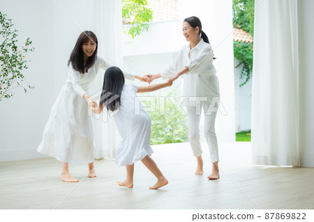 Three generation women 87869822