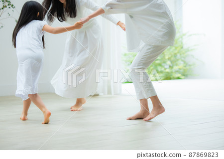 Three generation women 87869823
