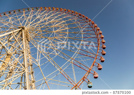 "Tokyo" Ferris wheel with a nostalgic atmosphere in the setting sun 87870100