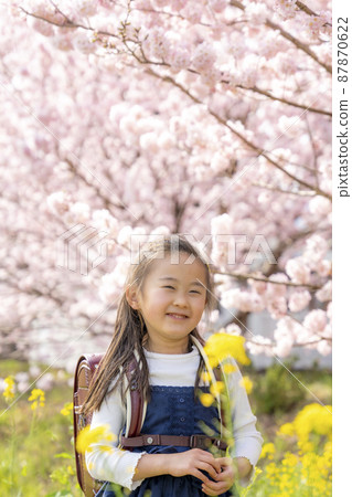 充滿活力!新一年級的女孩 充滿活力!新一年級的女孩 87870622