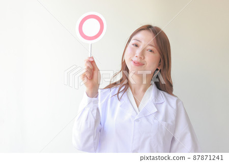 White coat woman with 〇 plate 2 87871241