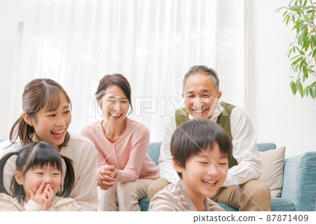 Three generations family Three generations family 87871409