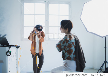 Photographer shooting 87871625