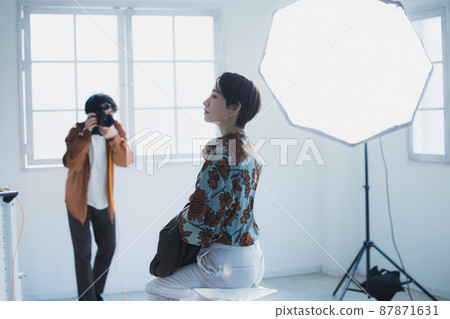 Photographer shooting 87871631