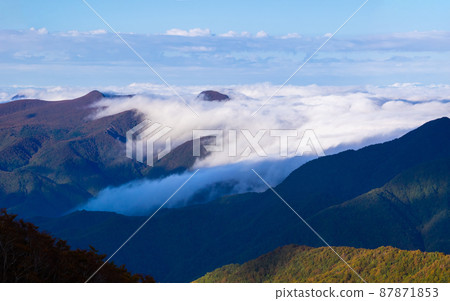 Sea of clouds over the autumn mountains (Zao, Yamagata Prefecture) 87871853