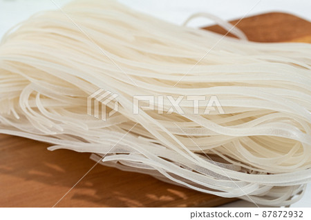 泰式乾米粉(由米粉和木薯澱粉製成的麵條) 泰式乾米粉(由米粉和木薯澱粉製成的麵條) 87872932