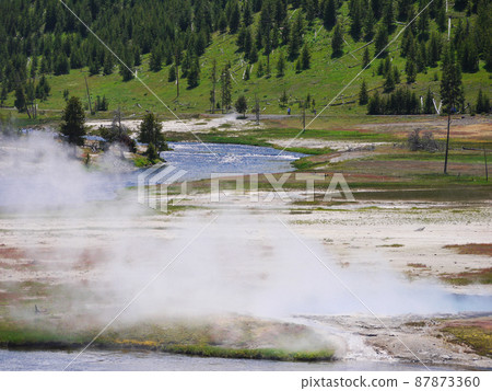 美國懷俄明州黃石國家公園的中途間歇泉盆地 美國懷俄明州黃石國家公園的中途間歇泉盆地 87873360