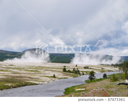 美國懷俄明州黃石國家公園的中途間歇泉盆地 87873361