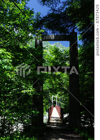How many times have you entered this massif in Kamikochi, fascinated by this pleasant sound? I love this moment of being in nature. 87873429
