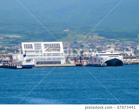[Hokkaido] Hakodate Port seen from the sea by ferry 87873441