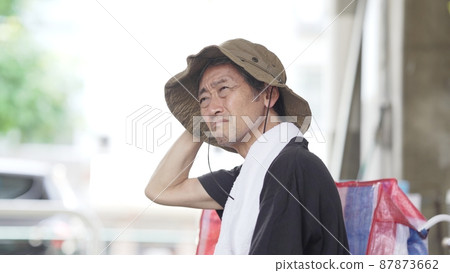 Senior male worker 87873662