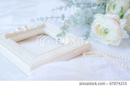 白色相框、花束和珍珠項鍊 白色相框、花束和珍珠項鍊 87874255