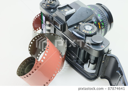 Film single-lens reflex camera and single-lens reflex camera with film film popping out 87874641